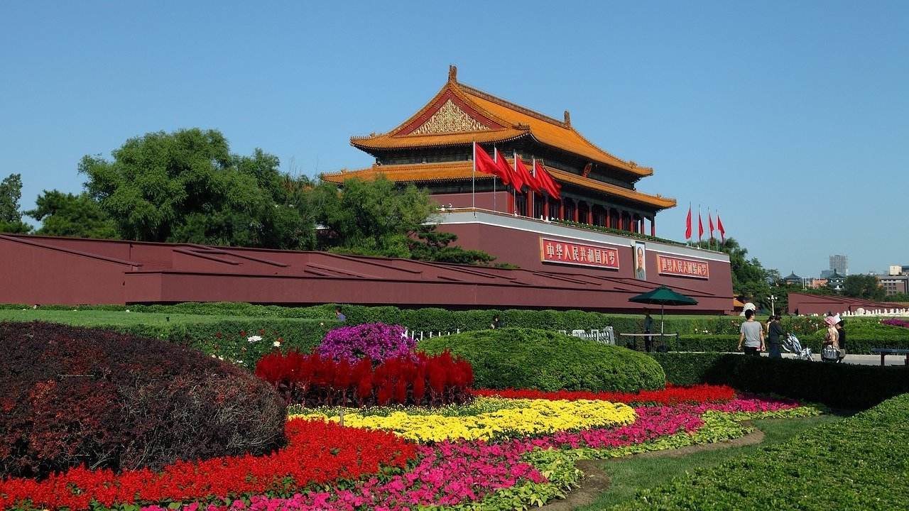 beijing-tiananmen-square-spring-flowers Best time to visit Beijing in Spring : Tiananmen Square